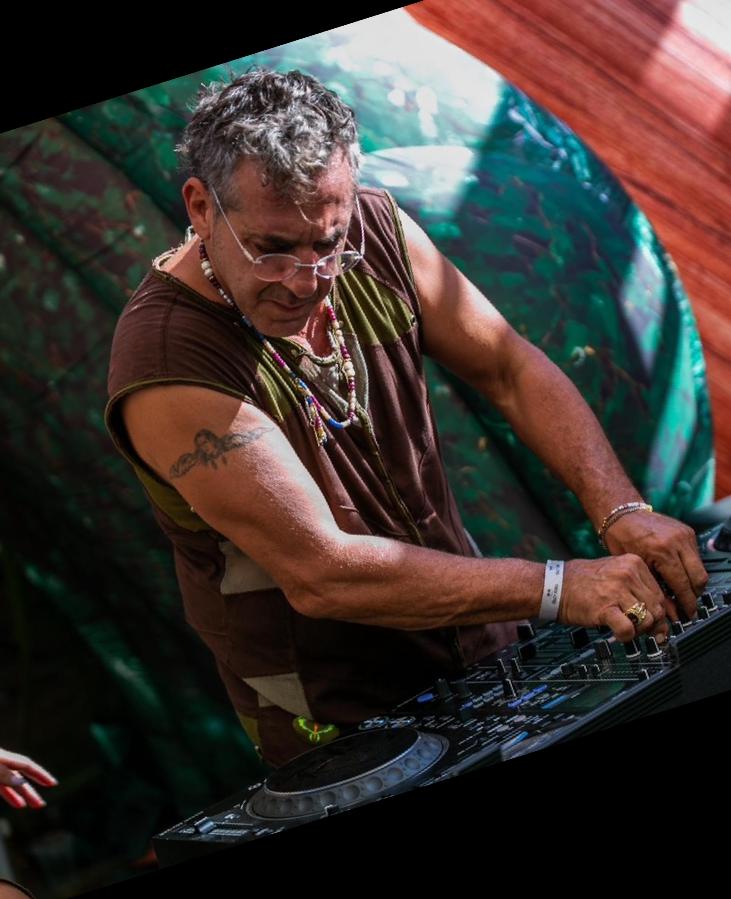 Shaman דיג'יי טראנס בפעולה, מוקף באורות ואנרגיה
