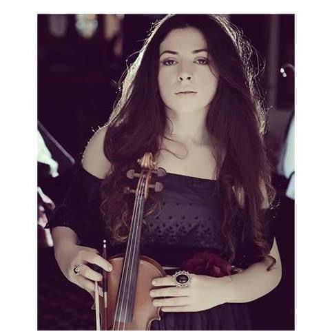Theona Violinist Vocalist - תמונה של טאונה נתנאלוב מנגנת בכינור אלקטרוני